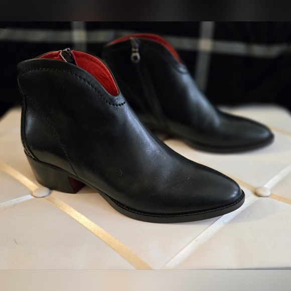 Leonardo Black Leather Ankle Boots with Vibrant Red Interior Leather Sole - Picture 2 of 9